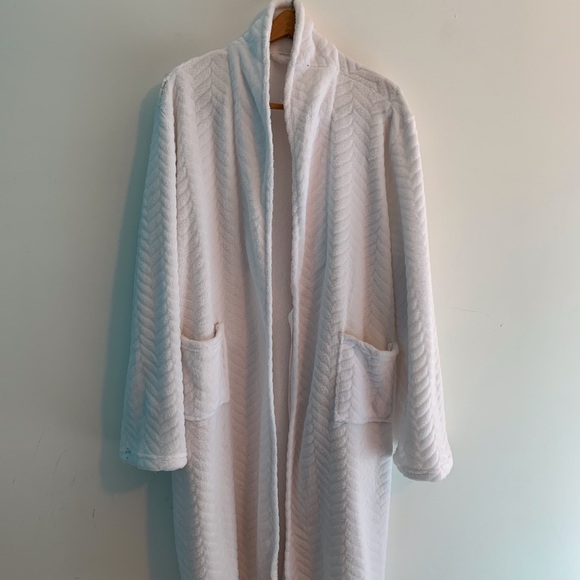 White Robe - Picture 2 of 4